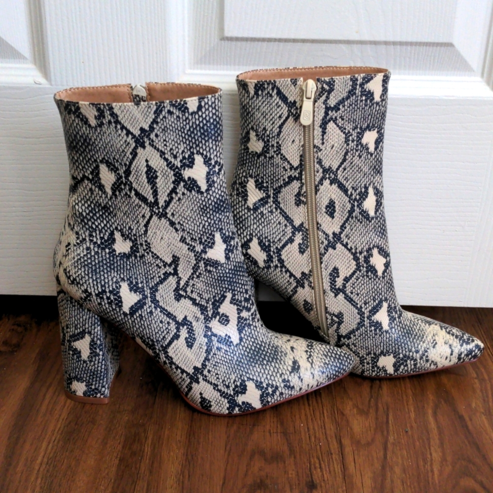 Faux Snakeskin Fashion Boots size 9